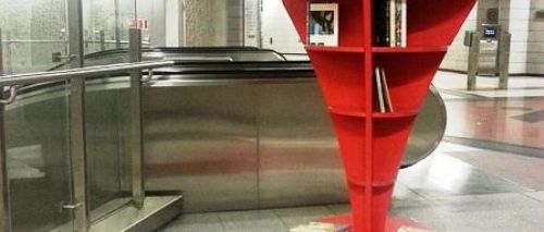 Εγκαινιάστηκε Η Πρώτη Ανταλλακτική Βιβλιοθήκη Του Μετρό, Στο Σταθμό 