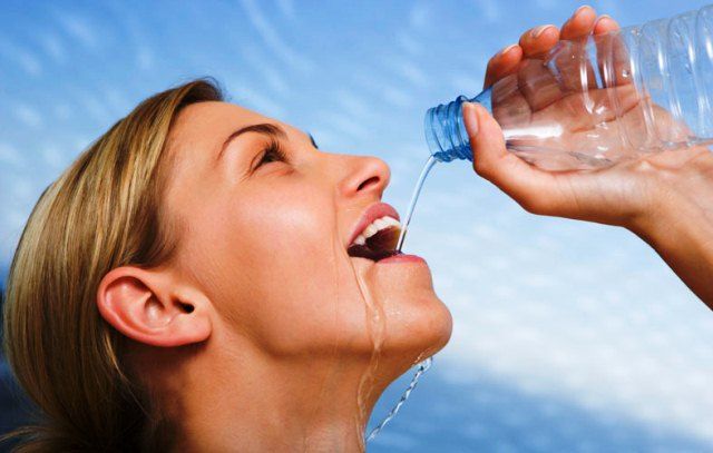 Πόσα ποτήρια νερό να πίνω στη ζέστη;