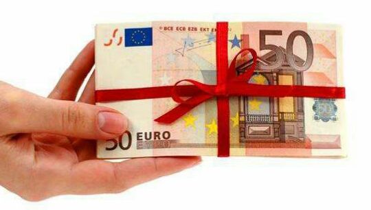 Δώρο ως 2.000 ευρώ σε υπουργούς, βουλευτές και δημάρχους, ενώ κόβονται μισθοί και συντάξεις!