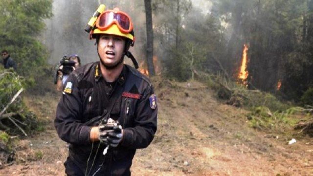 Καταγγελία-σοκ για τον πυροσβέστη που έγινε viral κατά τη διάρκεια της μεγάλης πυρκαγιάς στην Ανατολική Αττική