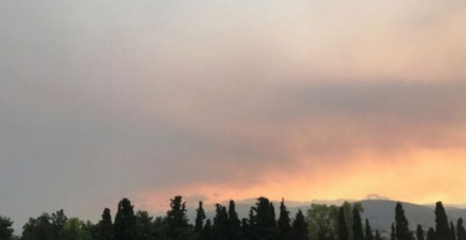 Γέμισε καπνό η Αττική από τη μεγάλη φωτιά στην Εύβοια  - Εντονη οσμή καμένου 