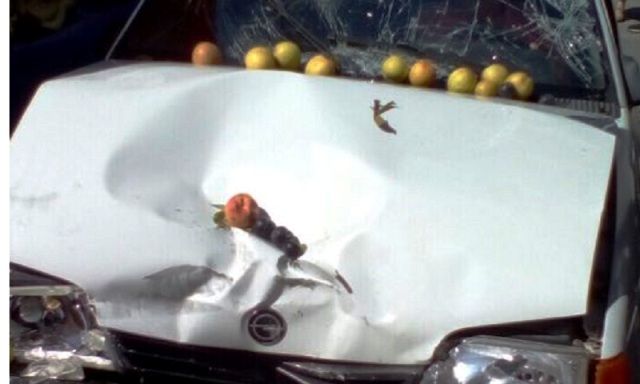 Παραλίγο τραγωδία: Αυτοκίνητο μπήκε σε λαϊκή στην Ηλιούπολη και τραυμάτισε τέσσερα άτομα! 