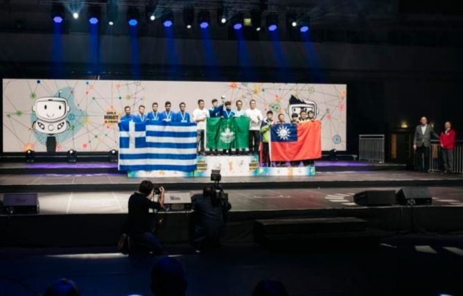 Παγκόσμια πρωτιά για την ελληνική αποστολή στην Ολυμπιάδα Εκπαιδευτικής Ρομποτικής