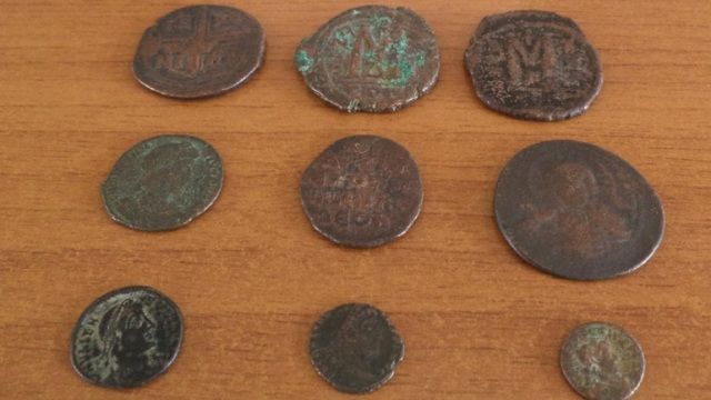 Συνελήφθη αρχαιοκάπηλος στον Άλιμο - Είχε στην κατοχή του εκατοντάδες αρχαία νομίσματα