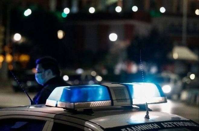 Βρέθηκαν φωτοβολίδες και εκτοξευτήρας σε αυτοκίνητο στη Γλυφάδα