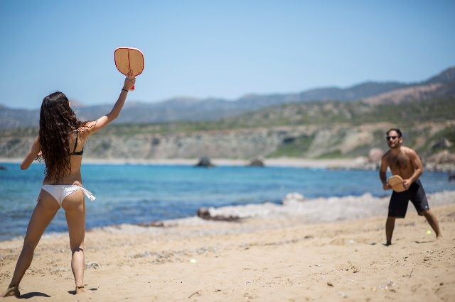 Τέλος οι ρακέτες σε γνωστές παραλίες - Δήμος επιβάλει πρόστιμο 1.000 ευρώ