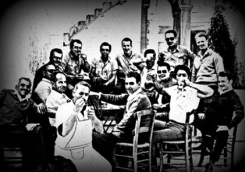 Ο 'Ελληνας του καφενείου γίνεται σχολιαστής ειδήσεων (με καπαρντίνα Αστυνόμου Σαϊνη)