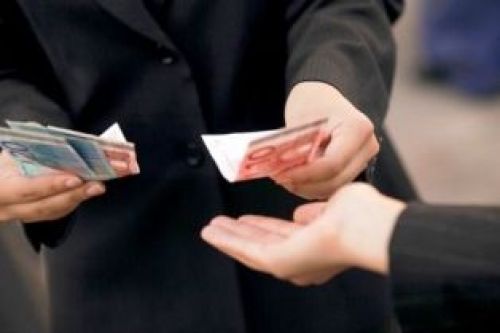 Πήραν δώρο και... αθωώθηκαν εφοριακοί της Θεσσαλονίκης