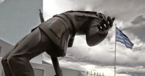 Του χέστη η μάνα χαίρεται τ' αντριωμένου σκούζει