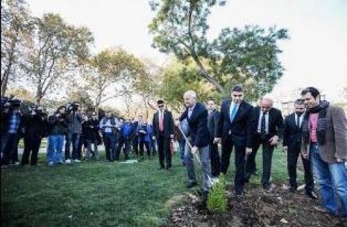 Δέντρο μαζί με τη ...γλάστρα φύτεψε ο Γ. Παπανδρέου στο πάρκο Γκεζί