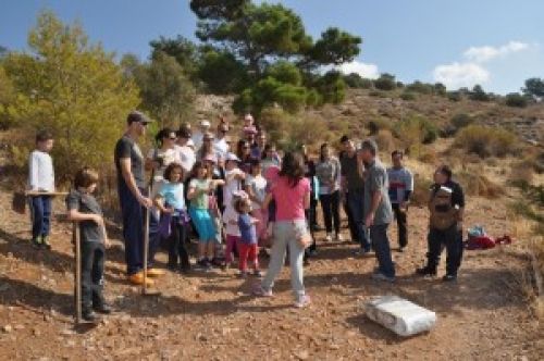 Συμβολική δενδροφύτευση με την υποστήριξη του Συνδέσμου Προστασίας & Ανάπτυξης Υμηττού (ΣΠΑΥ) πραγματοποίησαν την Κυριακή 3 Νοεμβρίου, κάτοικοι της Άνω Καισαριανής.