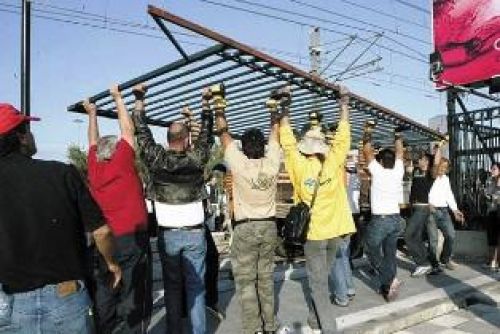Ας είμαστε όλοι δίπλα του