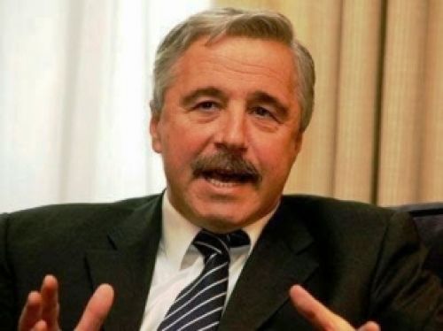 Η καρέκλα αξίας... 1.500 ευρώ του υπουργού