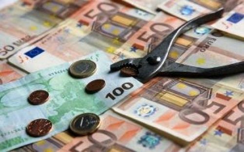 Μειώσεις μισθών και ατομικές συμβάσεις για χιλιάδες εργαζόμενους