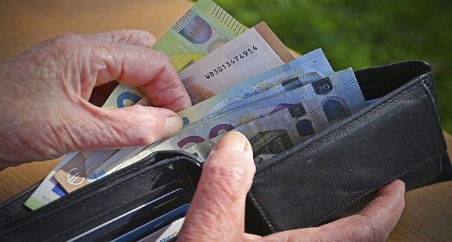 Πότε καταβάλλονται οι συντάξεις Αυγούστου