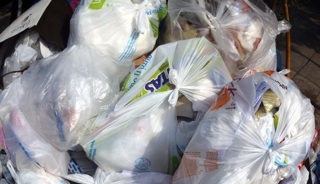 Ερχεται χαράτσι 5 με 10 λεπτά για τις πλαστικές σακούλες.
