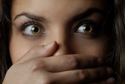 Εφιάλτης μέρα μεσημέρι. Πήγε να την βιάσει στην τουαλέτα καφετέριας.