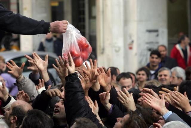 ΣΟΚ από ΟΟΣΑ! Πάνω από ένας στους τρεις Ελληνες είναι φτωχός