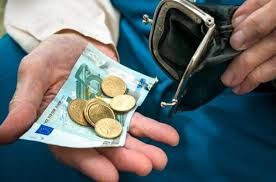 Μείωση-σοκ κατά 50% στο ΕΚΑΣ για τους χαμηλοσυνταξιούχους,  από 1/1/2017 