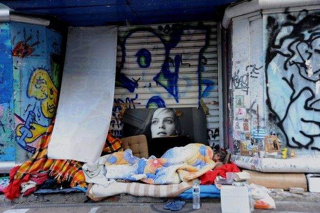 Ποιός είναι ο νεαρός που μοιράζει τσιγάρα στους άστεγους; ( by ΒΕΡΕΝΙΚΗ)