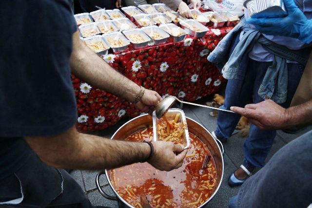 Ο ένας με τον άλλον. Πιάνουν τα χέρια και στηρίζουν την ζωή μας