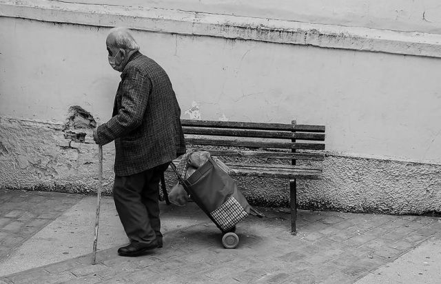 Φεύγουν οι ηλικιωμένοι, ο ένας μετά τον άλλον, αθόρυβα, άγνωστοι μεταξύ αγνώστων. (Άρης Μαραγκόπουλος)