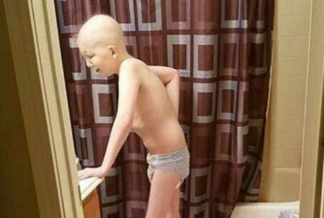Η εικόνα 10χρονου με καρκίνο που ραγίζει καρδιές - Κραυγή πόνου από την μητέρα: «Η ζωή δεν είναι ωραία».