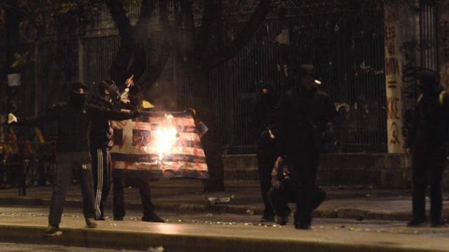 Βρήκαν αυτόν που έκαψε την Ελληνική Σημαία τη βραδιά του Πολυτεχνείου - Ομολόγησε στην Κρατική Ασφάλεια