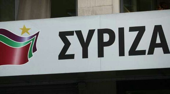 Αγνωστοι έγραψαν συνθήματα με σπρέι στα γραφεία του ΣΥΡΙΖΑ, στην Ηλιούπολη.