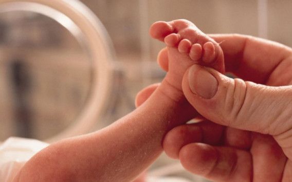 Ρόδος: Ονόμασαν Άγγελο το βρέφος που εγκατέλειψε σε χαρτοκιβώτιο η μητέρα του.