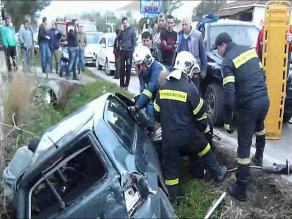 Ανατροπή οχήματος στη Βούλα και απεγκλωβισμός της οδηγού από την Πυροσβεστική