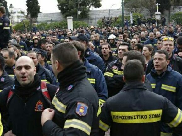 Συγκέντρωση πυροσβεστών στο Σύνταγμα