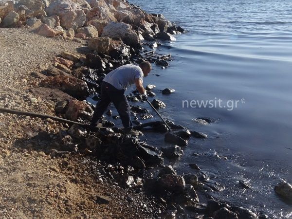 Πετρελαιοκηλίδα: «Μαχαιριά» οι εικόνες στην Γλυφάδα!