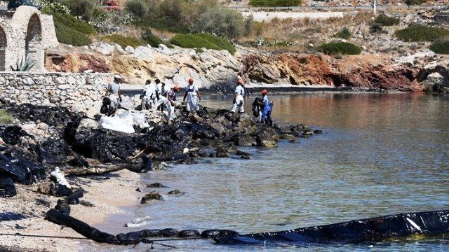 Δεν μας κάλεσαν στη συνεδρίαση για τη θαλάσσια ρύπανση λένε 6 δήμαρχοι της Αττικής