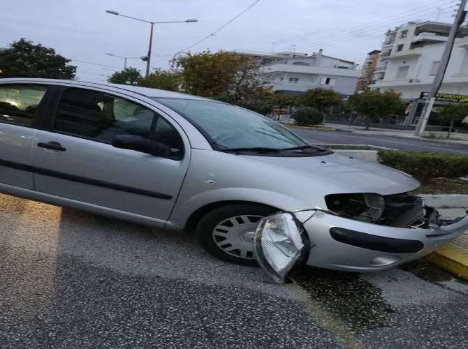 Συμβαίνει τώρα - Ηλιούπολη . Αυτοκίνητο έπεσε σε κολόνα