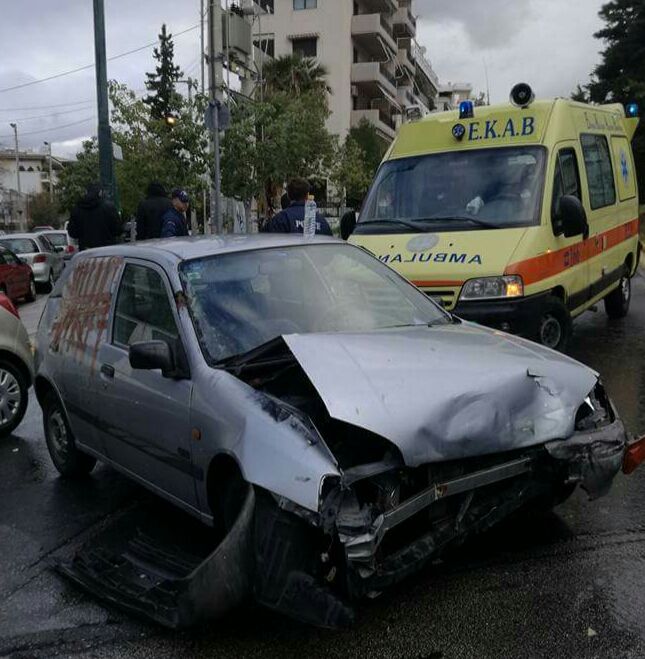 Τροχαίο ατύχημα στην Αργυρούπολη - συμβαίνει τώρα