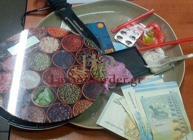 Αστυνομικοί από το Τμήμα Ασφαλείας Ηλιούπολης συνέλαβαν 28χρονο που εκβίαζε για 500 ευρώ.