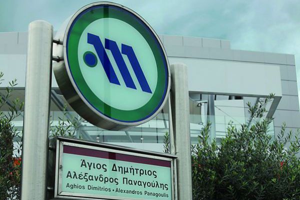 Επίθεση κουκουλοφόρων σε μηχανήματα ακύρωσης εισιτηρίων στον Άγιο Δημήτριο