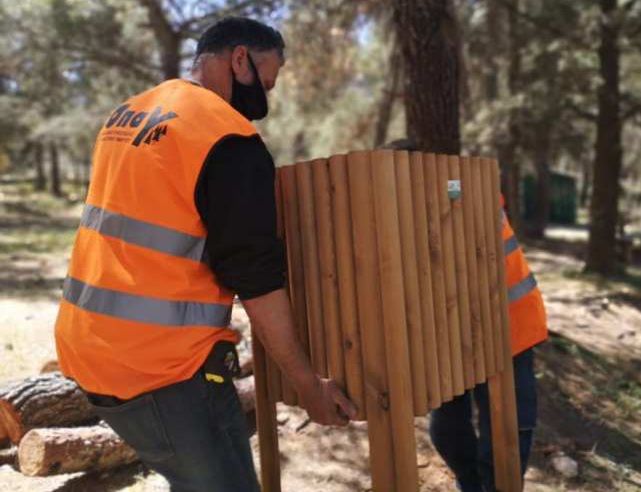 Ο ΣΠΑΥ τοποθέτησε ξύλινα τραπεζοκαθίσματα και δοχεία απορριμμάτων στον Κουταλά