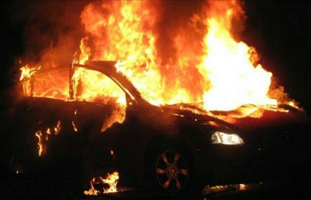 Μπαράζ εμπρηστικών επιθέσεων σε οχήματα της ACS Courier.