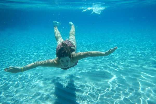 Κάνετε μακροβούτι με ανοιχτά μάτια; - Γιατί κινδυνεύετε από το πρωτόζωο ακανθαμοιβάδα