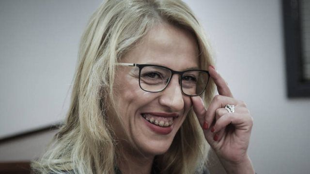 Η Ρένα Δούρου ΖΕΙ, όπως θα έλεγε και ο Γαβράς, και κάνει πλάκα με κόλλυβα!