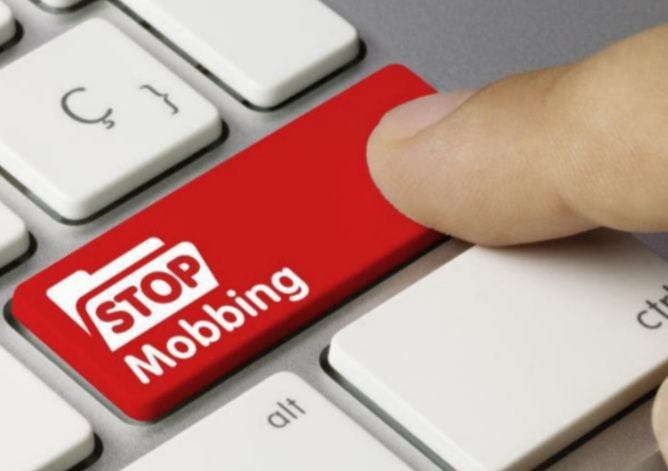 Ηθική παρενόχληση ή mobbing στα αγγλικά.