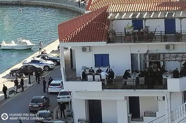 Προκλητική απάντηση του υπ. Προστασίας Πολίτη για το κορωνοπάρτι Μητσοτάκη στην Ικαρία: Δεν απαγορεύονταν επισκέψεις σε οικίες!