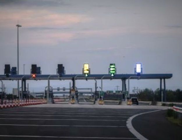 Στα διόδια. 18 χρονών το μέλλον να τρέχει. (Γιώργος Δημακόπουλος)