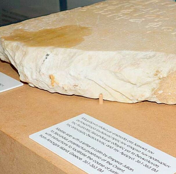 Συνελήφθησαν οι δύο γυναίκες που έριχναν λάδια σε εκθέματα στα μουσεία