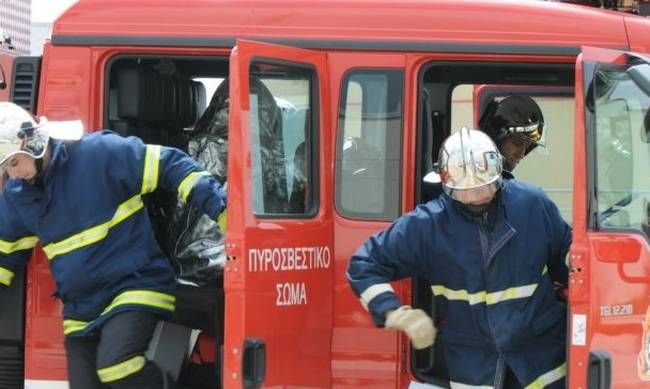 Πυρκαγιά σε αυτοκίνητα και μοτοσυκλέτα στον Άγιο Δημήτριο
