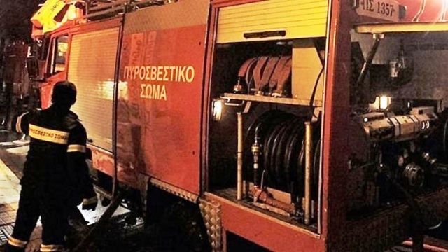 Πυρκαγιά σε σκάφος στην 4η μαρίνα Γλυφάδας. 