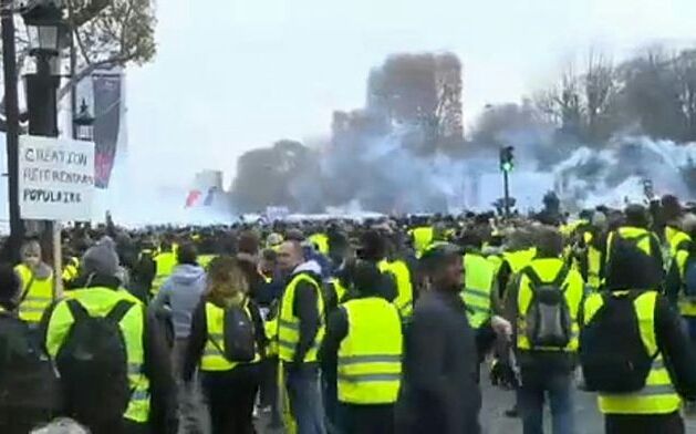 Νίκη για τα κίτρινα ''γιλέκα''! Η Βουλή ''πάγωσε'' τον φόρο στα καύσιμα μέχρι το 2022