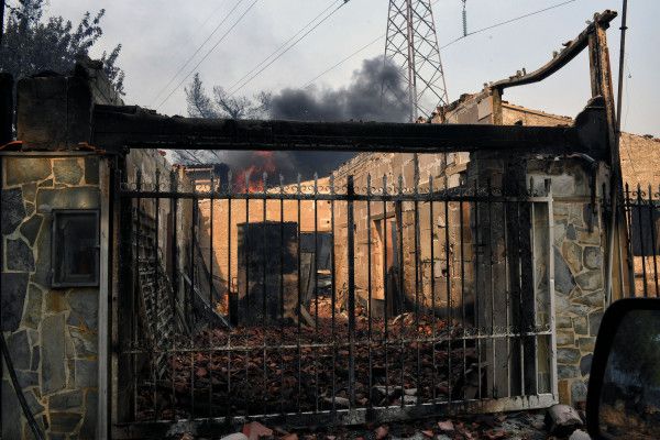 Επιστολή των κατοίκων στο Μάτι: «Μετά από 5 ολόκληρους μήνες δεν μπορούμε να φτιάξουμε τα σπίτια μας»